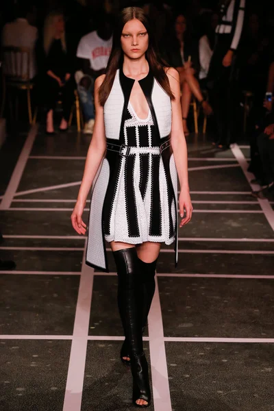 Look 29